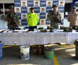 Armas y explosivos hallados en caleta subterránea.