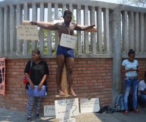 Hombre se "crucifica" y hace huelga de hambre afuera de Hospital para pedir por la atención medica de su hermano