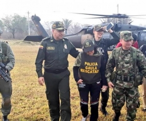 Momento en que la ganadera liberada era trasladada por la Policía y el Ejército.