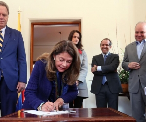 La vicepresidente Marta Lucía Ramírez firma el pacto ante la vista de varios dirigentes deportivos. 