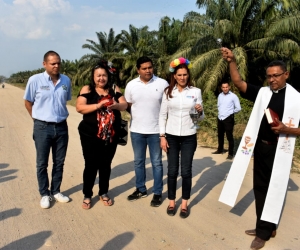 El sacerdote Orlando Daza fue el encargado de bendecir el comienzo de una obra muy importante para el municipio de Algarrobo. 