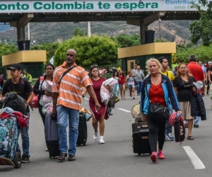 La dificil situacion que viven en su país los obliga a cruzar la frontera y buscar en Colombia un refugio. 
