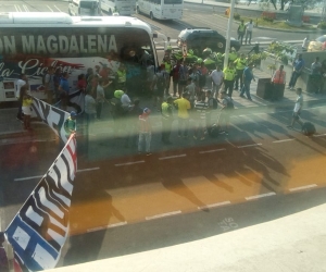 La hinchada esperó a los jugadores en el aeropuerto y los reclamos terminaron en una batalla entre aficionados y jugadores. 