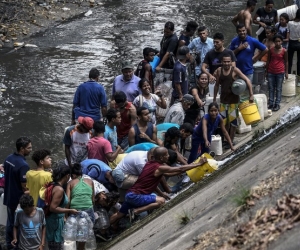 Decenas de venezolanos recurren al río para suplir sus necesidades de escasez de agua