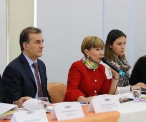 Ministra Alicia Arango en la reunión con las futbolistas.