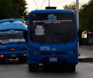 La pareja se grabó a bordo de un bus del STU.