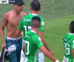 Hincha irrumpe en plena celebración de gol