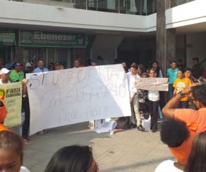 Seguimiento.co Simpatizantes de Fuerza Ciudadana a las afueras del Galaxia.