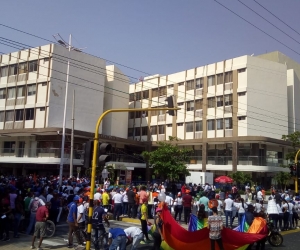 Cientos de personas se agolparon en las afueras del edificio Galaxia para manifestarles su respaldo al alcalde.