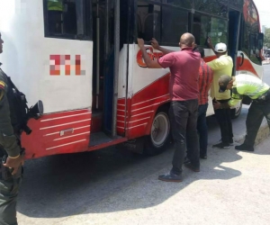 La Policía de Barranquilla está realizando operativos en los buses. 