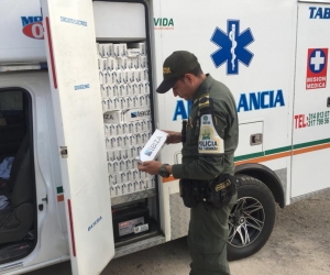 Las cajetillas de cigarrillo estaban ocultas en la supuesta ambulancia. 