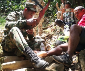 Soldado enfermero prestando los primeros auxilios.