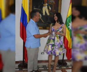 La artista Angélica lópez tras ser condecorada por el alcalde de Cartagena, Pedrito Pereira.