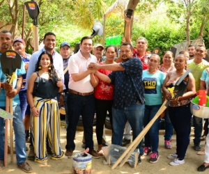 Campesinos recibieron insumos por parte de la Alcaldía Distrital.