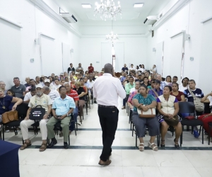 Conformación de comités para entrega de títulos.