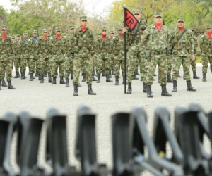 Entrega de armas a contingente de soldados.