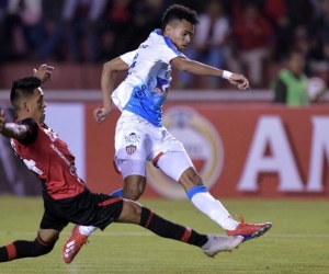 Luis Díaz rematando sin éxito al arco de Carlos Cáceda.