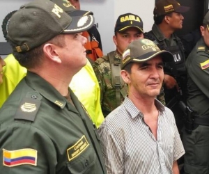 El comandante de la Policía Atlántico, Henry Jiménez, y Leonardo Antonio Sánchez Rivera, el ganadero liberado.