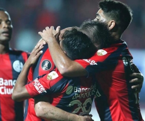 Nahuel Barrios celebra con sus compañeros tras anotar el segundo gol de San Lorenzo.
