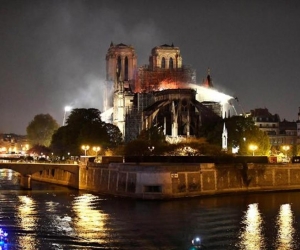 Bomberos sofocaron las llamas en la catedral Notre Dame.