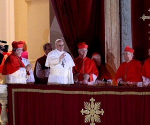 El cardenal argentino Jorge Mario Bergoglio (c) saluda desde el balcón tras ser elegido Papa en la plaza de San Pedro de la ciudad del Vaticano el 13 de marzo de 2013.