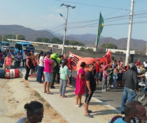 Protesta de habitantes de Torres del Cisne, que bloquearon la vía a Minca.