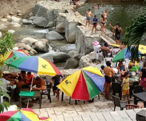 El balneario la Macarena sigue con sus talanqueras en el río Piedras.