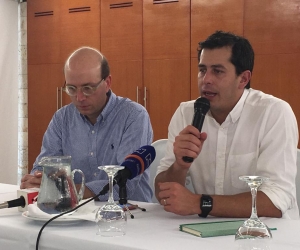 El viceministro de Agua, José Luis Acero; y el alcalde (e) de Santa Marta, Andrés Rugeles. 