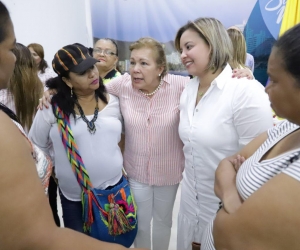 Hilda Caballero (rayas rosadas y blancas en el centro), reunida con un grupo de mujeres, ejerciendo funciones en la Alcaldía sin tener contrato.