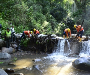 La Essmar y la Policía están realizando operativos en el río Minca. 