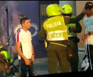 El momento en que el policía cachetea a un joven quedó grabado en video.