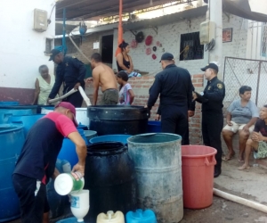 Las autoridades llevaron agua a barrios afectados 