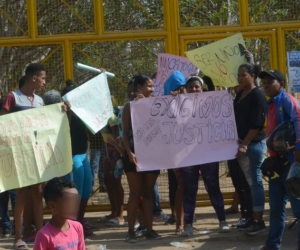 Protesta de padres de familia en el Megacolegio de La Paz.