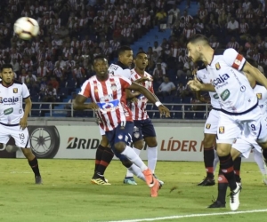 El atacante Bernardo Cuesta rematando ante el arco de Sebastián Viera.