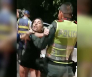 Mujer borracha ofende a agentes de tránsito 