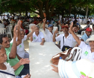 Abuelitos de la ciudad deben cobrar sus beneficios