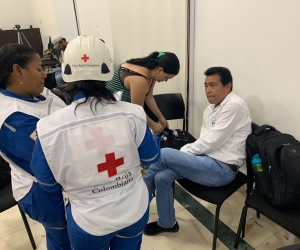 Este es el momento en que personal de la Cruz Roja atiende al director del Dadsa.