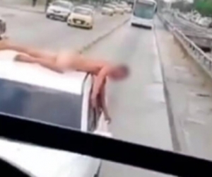 Capturan en video a hombre que va desnudo encima de carro en Barranquilla