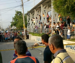 Curiosos se acercaron a observar el cadáver tendido.