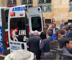 Jose Obdulio siendo sacado en ambulancia del senado