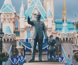 La estatua de Walt Disney se erige imponente a la entrada de Magic Kindom, el parque más famoso de Disney. 