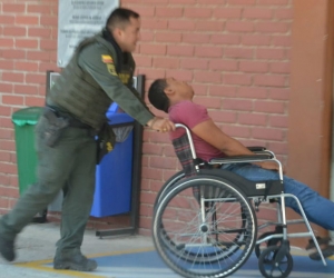 Momentos en que el taxista es ingresado al Hospital Universitario Julio Méndez Barreneche.