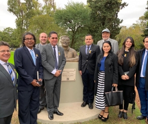 Momentos cuando era develado el busto del Nobel colombiano. 