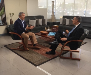 Iván Duque durante la entrevista con el periodista Jorge Cura.