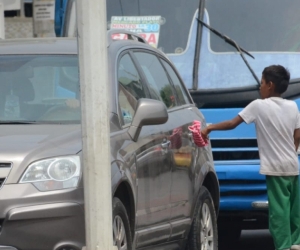 Niños y adolescentes trabajan o piden limosnas en semáforos. 