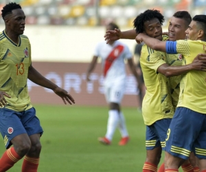 Mateus Uribe celebra el primer gol de Colombia a Perú.
