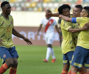 Mateus Uribe celebra el primer gol de Colombia a Perú.