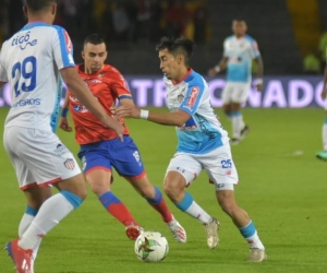 Fabián Sambueza y Teófilo Gutiérrez enfrentando la marca de Daniel Giraldo.