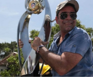 Alex Char, alcalde de Barranquilla con la copa.
