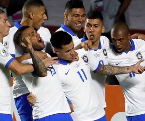 El jugador de Brasil Philippe Countinho (c) celebra con sus compañeros luego de anotar en el partido inaugural entre Brasil y Bolivia del Grupo A en la Copa América de Fútbol 2019, en el Estadio Morumbi de São Paulo.